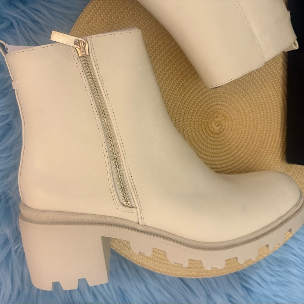 Shoe Dazzle NEW Danilyn Lug Sole
Bootie Faux Leather Cream 10 - Picture 4 of 10